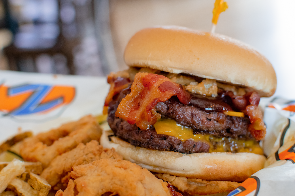 Zipps Sports Grill | restaurant | 8380 East Vía de Ventura, Scottsdale, AZ 85258, USA | 4809221500 OR +1 480-922-1500