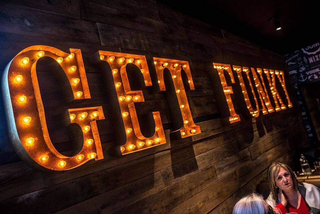 SHAKER Cuisine & Mixologie | restaurant | 76 A Route du Président-Kennedy, Lévis, QC G6V 6C9, Canada | 4188388882 OR +1 418-838-8882