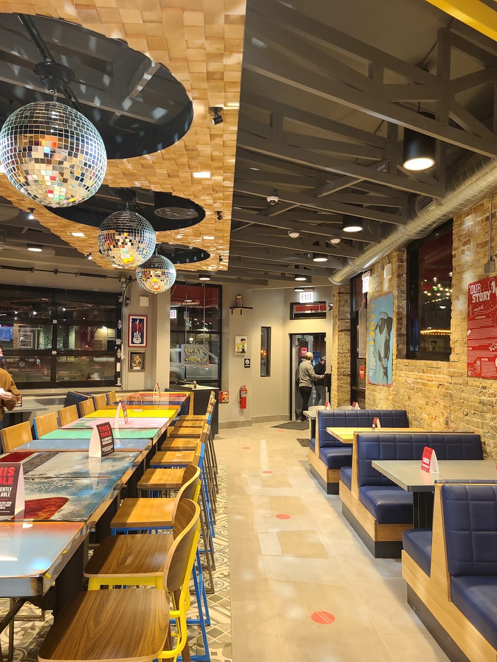 Raising Canes Chicken Fingers | meal takeaway | 3700 N Clark St, Chicago, IL 60613, USA | 7738688272 OR +1 773-868-8272