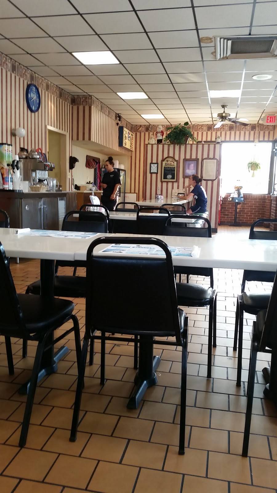 Mary Zifers Pizza Shop | restaurant | 110 W 4th St, Dover, OH 44622, USA | 3303433512 OR +1 330-343-3512