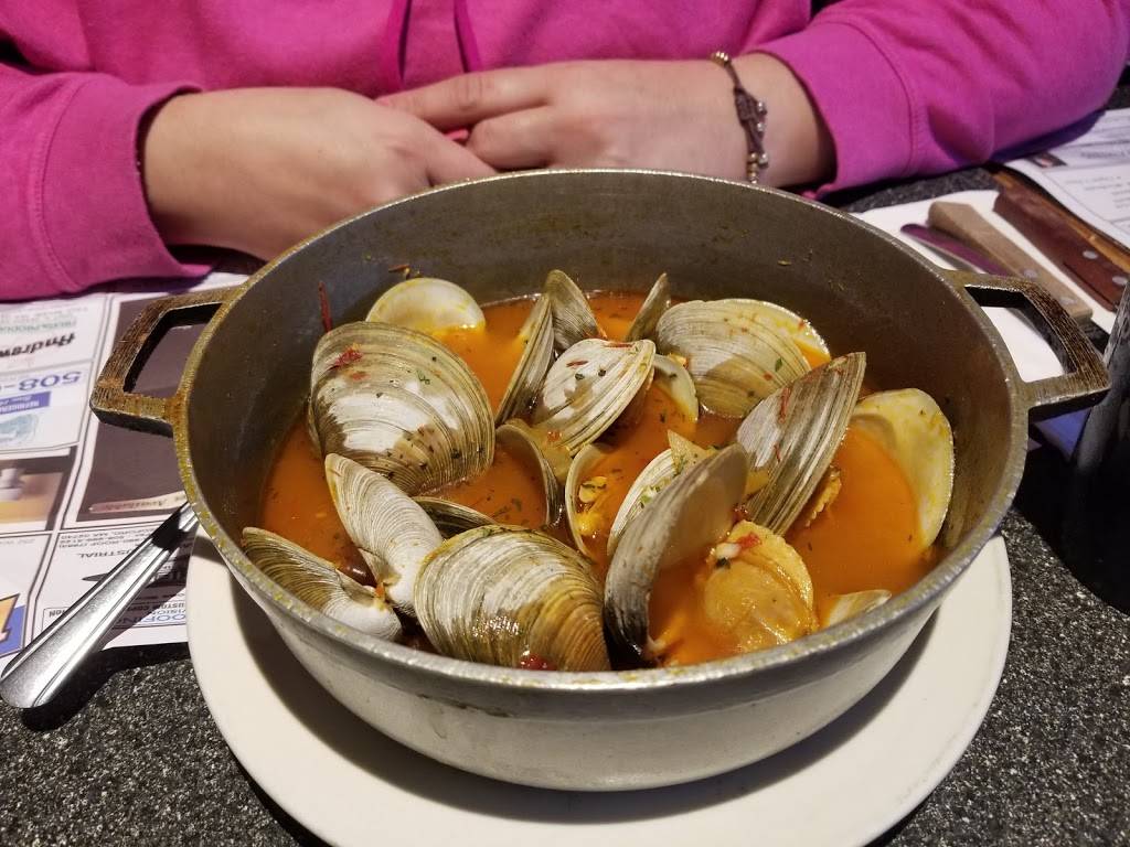 O Gil’s Restaurant and Bar | night club | 915 County St, Fall River, MA 02723, USA | 5086737250 OR +1 508-673-7250