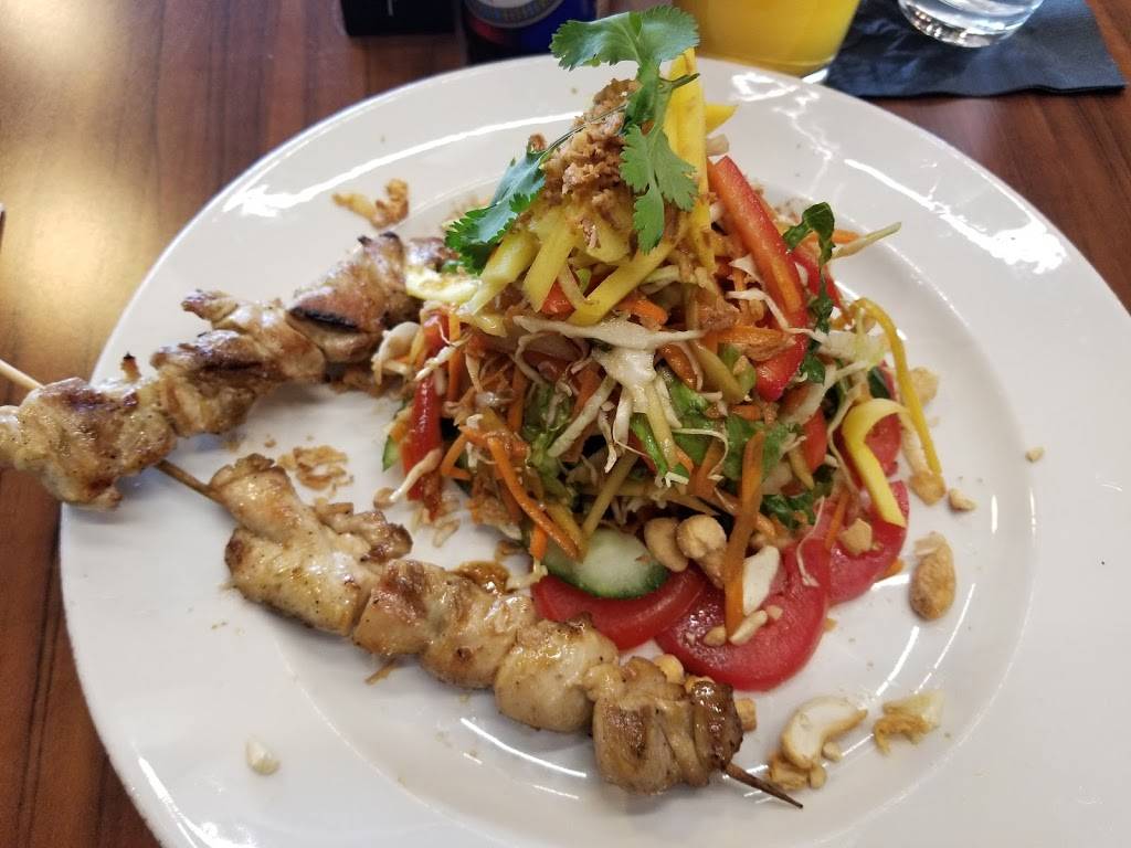 LEE Kitchen | restaurant | 6301 Silver Dart Dr, Mississauga, ON L5P 1B2, Canada | 4167763100 OR +1 416-776-3100