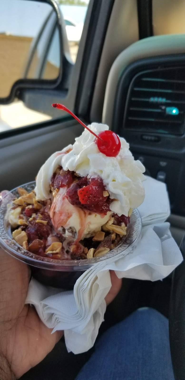 Braums Ice Cream & Burger Restaurant | restaurant | 219 N Galloway Ave, Mesquite, TX 75149, USA | 9722856066 OR +1 972-285-6066