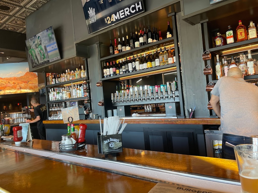 Craggy Range Sports Bar & Grill | restaurant | 200 S Green Valley Pkwy, Henderson, NV 89012, USA | 8337272449 OR +1 833-727-2449