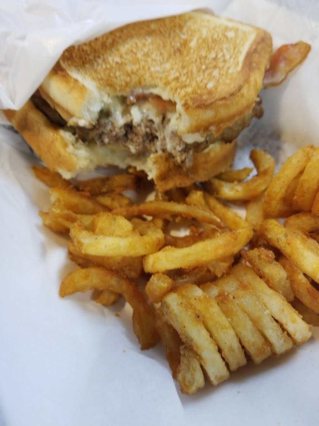 Hardees | restaurant | 907 Lawrence Dr, Burlington, IA 52601, USA | 3197524029 OR +1 319-752-4029