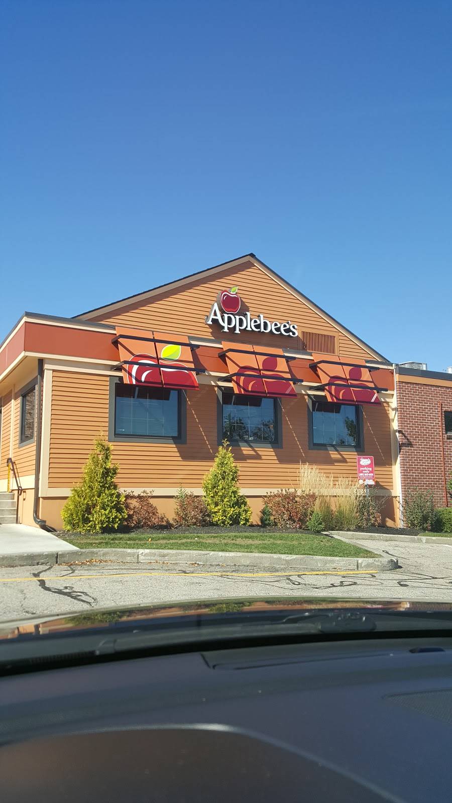 Applebees Grill + Bar | restaurant | 24 Midway Road Garden City, Shopping Center, Cranston, RI 02920, USA | 4019434424 OR +1 401-943-4424