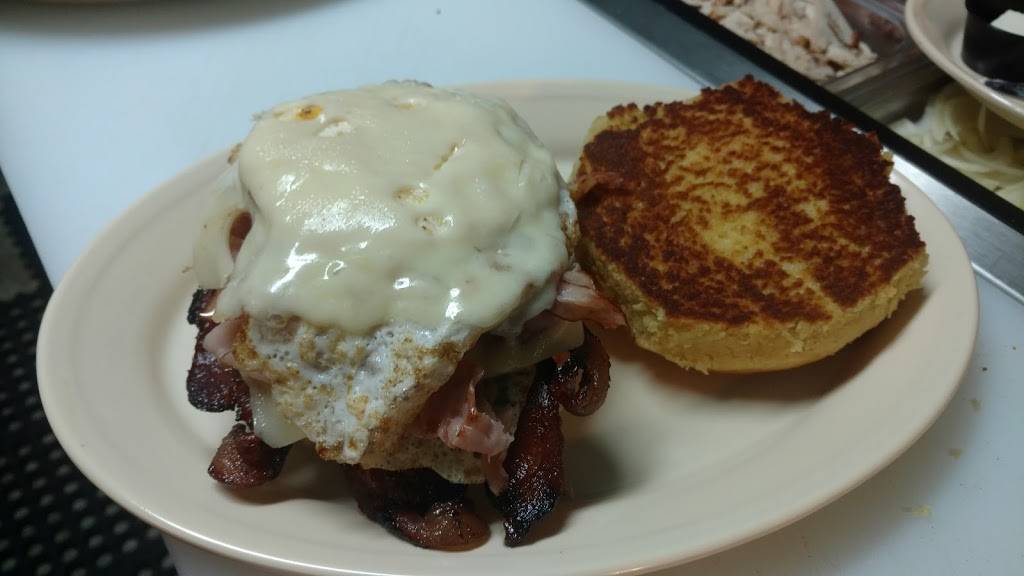 The Dilly Deli | restaurant | 1117 E Court St, Seguin, TX 78155, USA | 8304915027 OR +1 830-491-5027