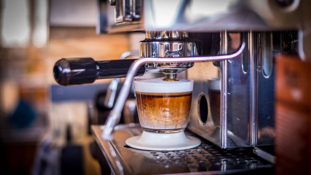 Mange ta main - Garde lautre pour demain Café-Traiteur-Boutique | cafe | 3807 Rue Villeneuve, Lac-Mégantic, QC G6B 2B3, Canada | 8195825136 OR +1 819-582-5136