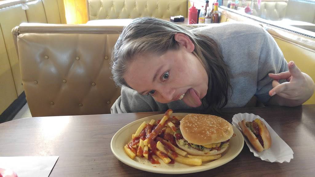 Skids Drive-In | restaurant | 1610 N Church St, Burlington, NC 27217, USA | 3362289448 OR +1 336-228-9448