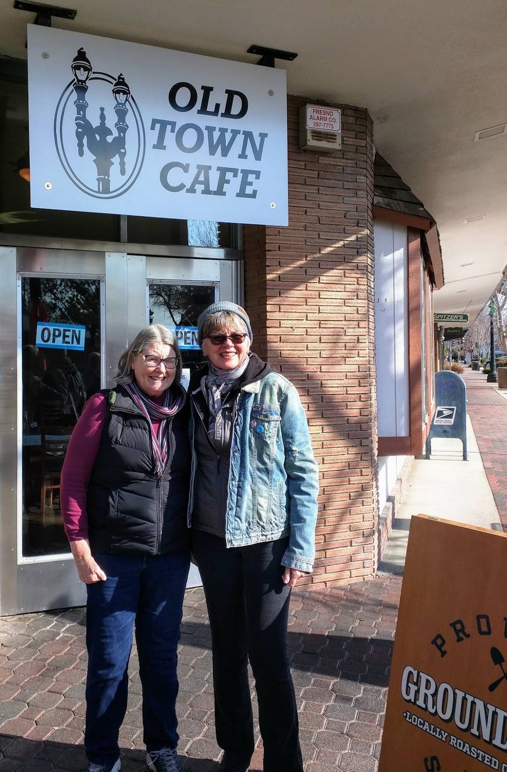 Old Town Cafe | restaurant | 361 Pollasky Ave, Clovis, CA 93612, USA | 5593260144 OR +1 559-326-0144