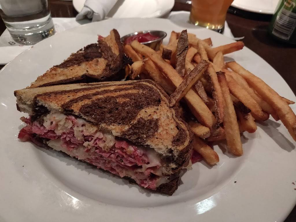 Burtons Grill | restaurant | 210 Andover St, Peabody, MA 01960, USA | 9789770600 OR +1 978-977-0600