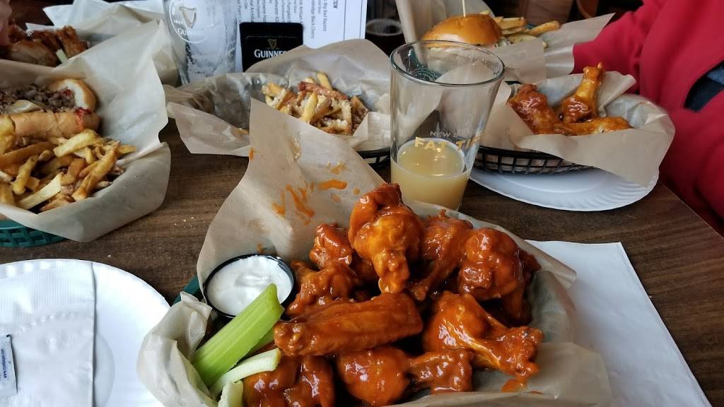 Sidelines Bar & Grill | restaurant | 621 Evergreen Rd, Pittsburgh, PA 15209, USA | 4128214492 OR +1 412-821-4492