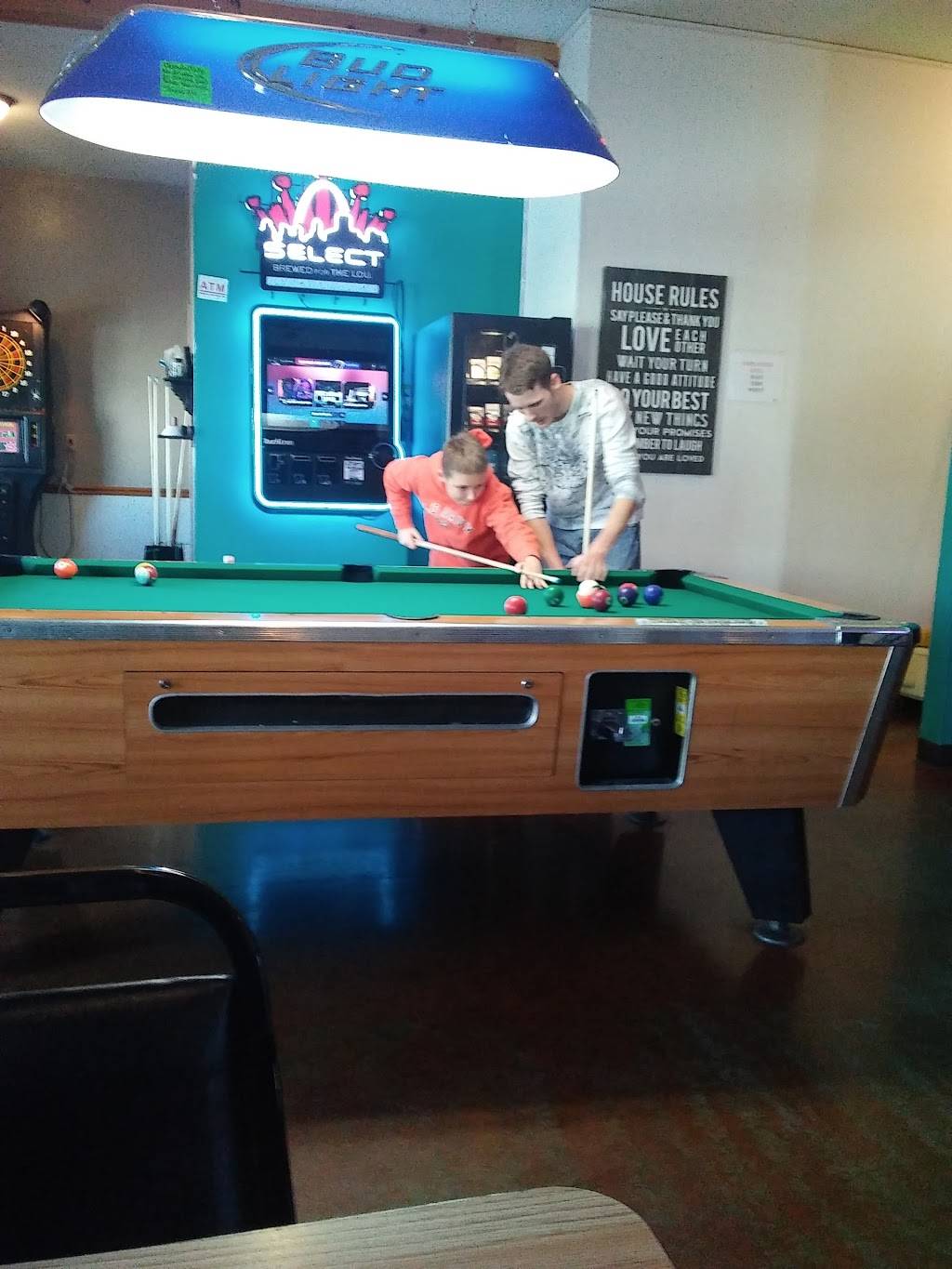 Shakerag Bar & Grill | restaurant | 109 S Maple St, Mulberry Grove, IL 62262, USA | 6183267900 OR +1 618-326-7900