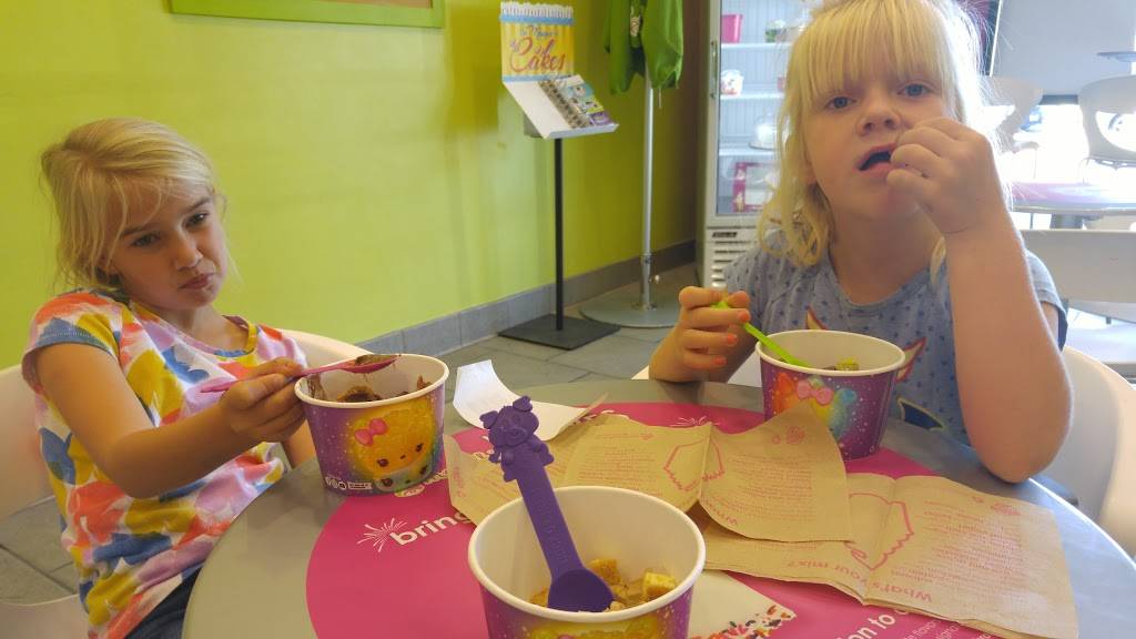 Menchies Frozen Yogurt | bakery | 5944 Telegraph Rd, Ventura, CA 93003, USA | 8054779725 OR +1 805-477-9725