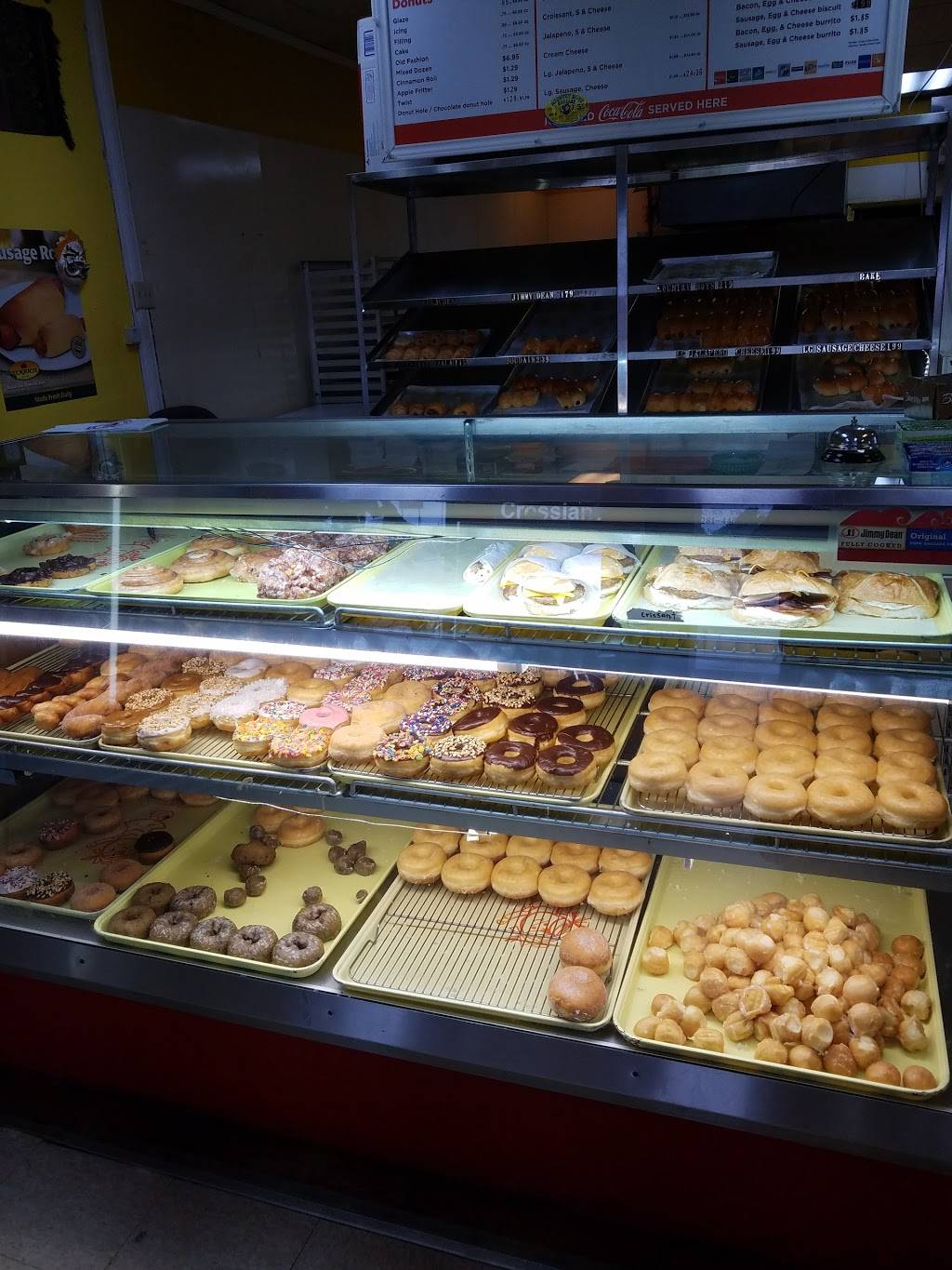 Donut Junction | restaurant | 130 1st St E, Humble, TX 77338, USA | 2814460019 OR +1 281-446-0019