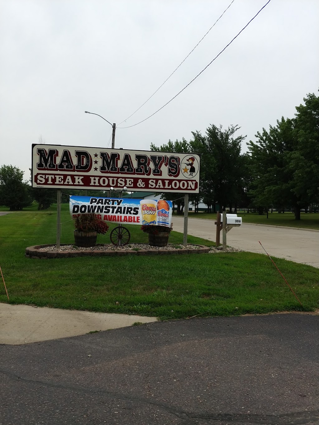 Mad Marys Steak House | restaurant | 306 N Veterans St, Flandreau, SD 57028, USA | 6059979901 OR +1 605-997-9901